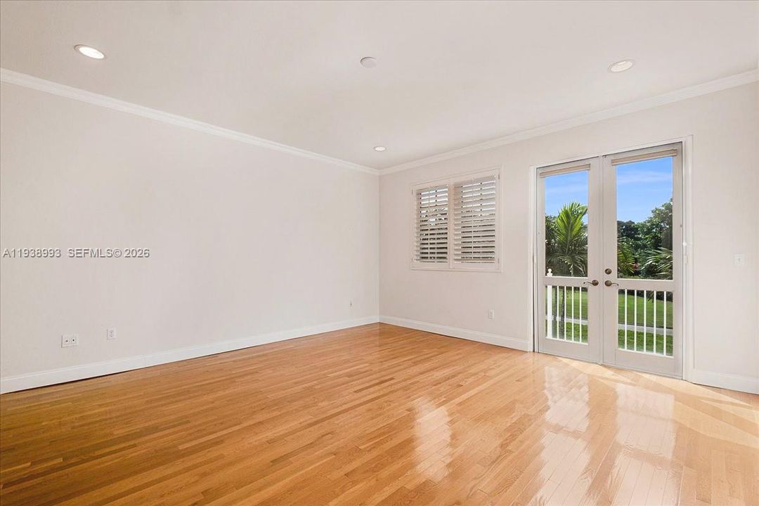 出租: $9,000 (3 贝兹, 2 浴室, 2203 平方英尺)