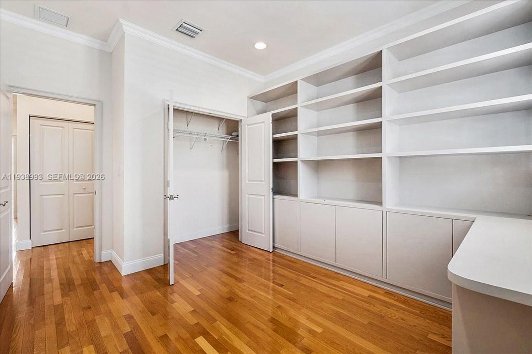 出租: $9,000 (3 贝兹, 2 浴室, 2203 平方英尺)