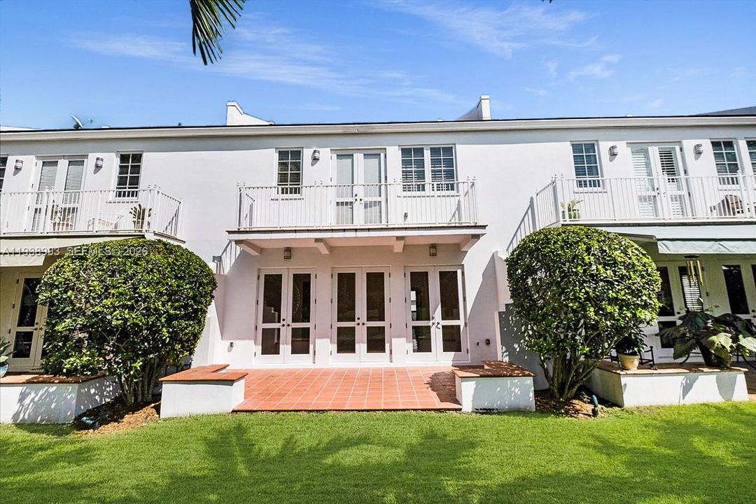 出租: $9,000 (3 贝兹, 2 浴室, 2203 平方英尺)