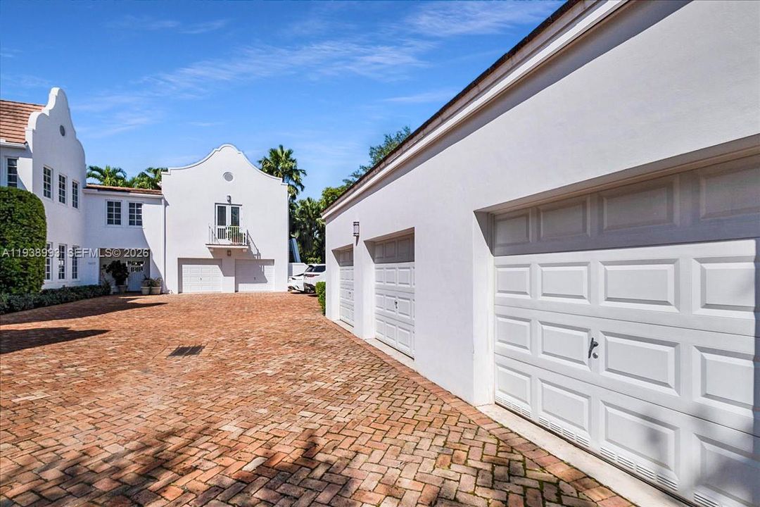 出租: $9,000 (3 贝兹, 2 浴室, 2203 平方英尺)