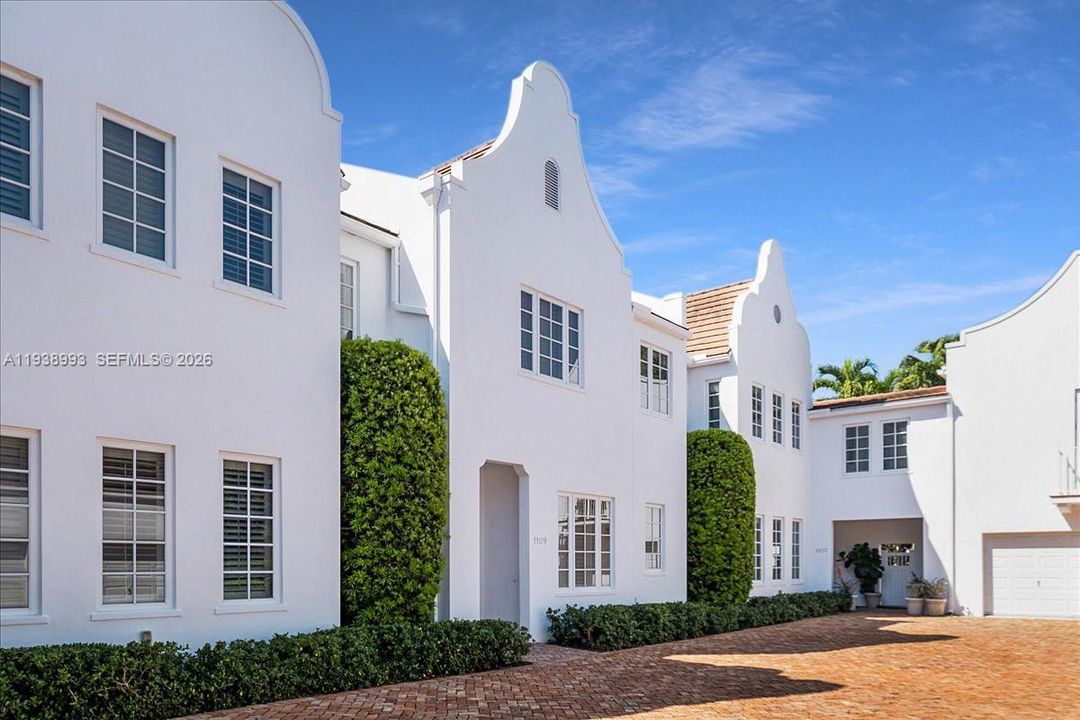 出租: $9,000 (3 贝兹, 2 浴室, 2203 平方英尺)