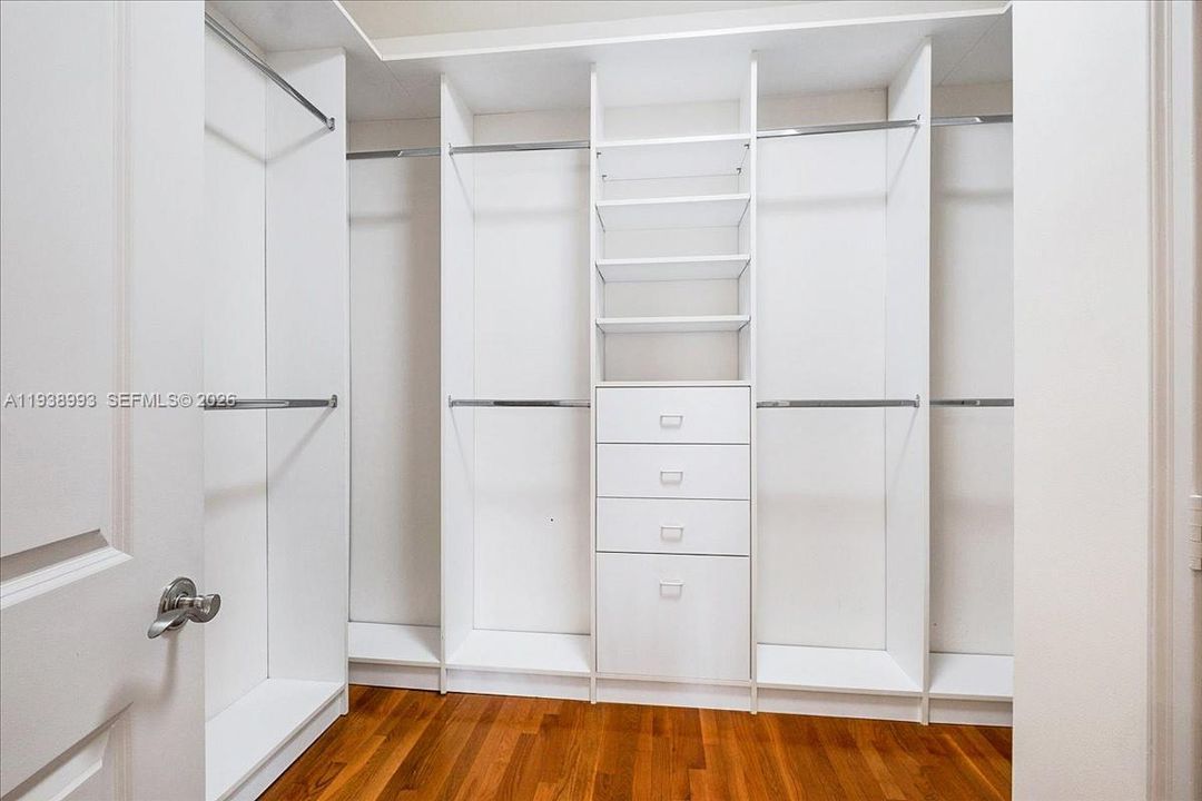 出租: $9,000 (3 贝兹, 2 浴室, 2203 平方英尺)