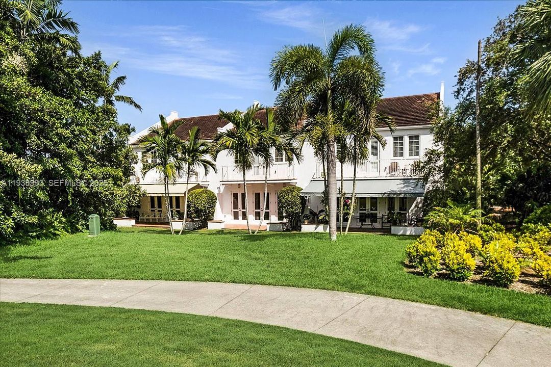 出租: $9,000 (3 贝兹, 2 浴室, 2203 平方英尺)