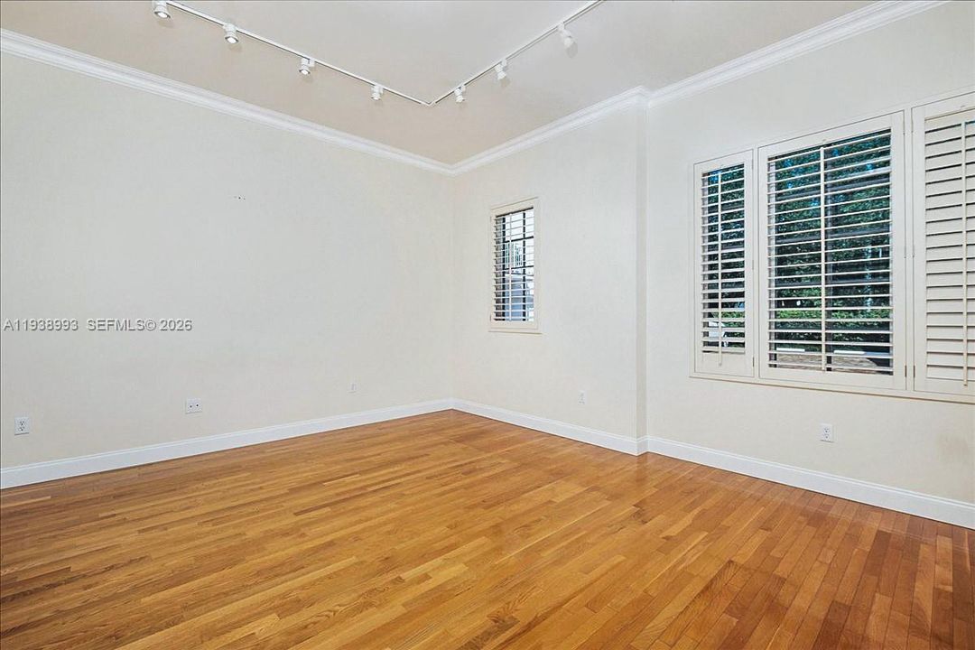 出租: $9,000 (3 贝兹, 2 浴室, 2203 平方英尺)