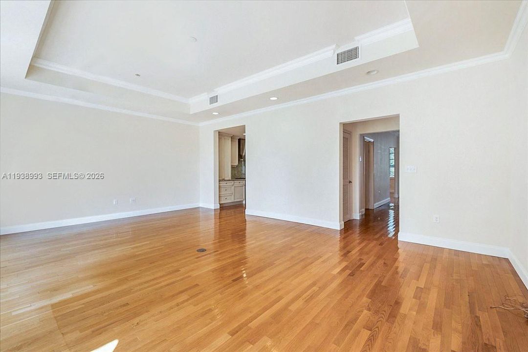 出租: $9,000 (3 贝兹, 2 浴室, 2203 平方英尺)