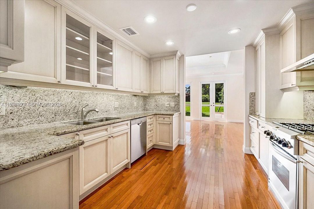 出租: $9,000 (3 贝兹, 2 浴室, 2203 平方英尺)