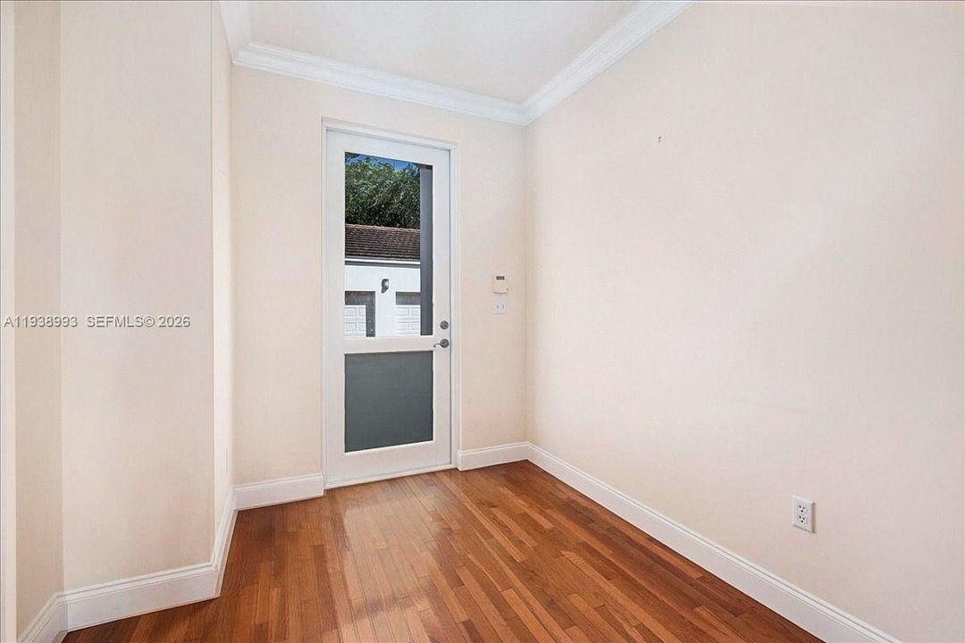 出租: $9,000 (3 贝兹, 2 浴室, 2203 平方英尺)