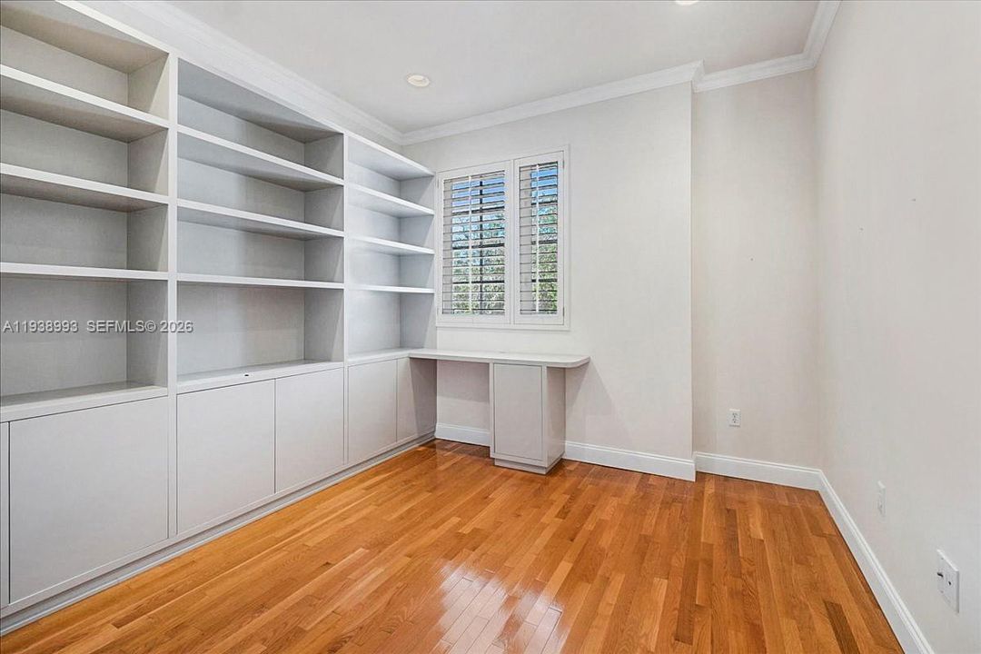 出租: $9,000 (3 贝兹, 2 浴室, 2203 平方英尺)