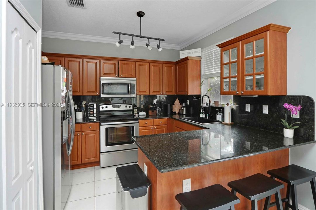 For Sale: $565,000 (3 beds, 2 baths, 1593 Square Feet)