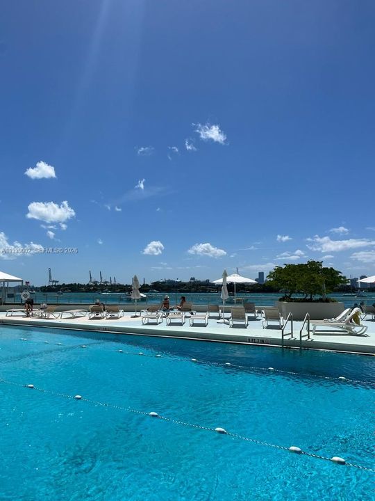 В аренду: $2,300 (0 спален, 1 ванн, 552 Квадратных фут)