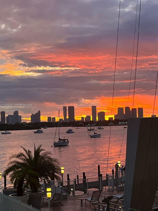 В аренду: $2,300 (0 спален, 1 ванн, 552 Квадратных фут)