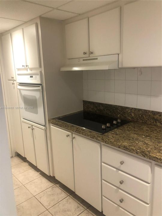 В аренду: $2,300 (0 спален, 1 ванн, 552 Квадратных фут)