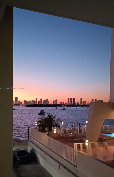 В аренду: $2,300 (0 спален, 1 ванн, 552 Квадратных фут)