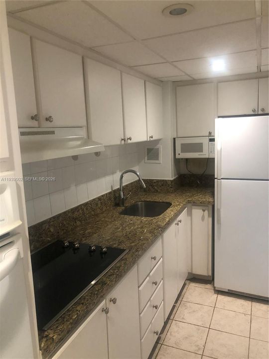 В аренду: $2,300 (0 спален, 1 ванн, 552 Квадратных фут)