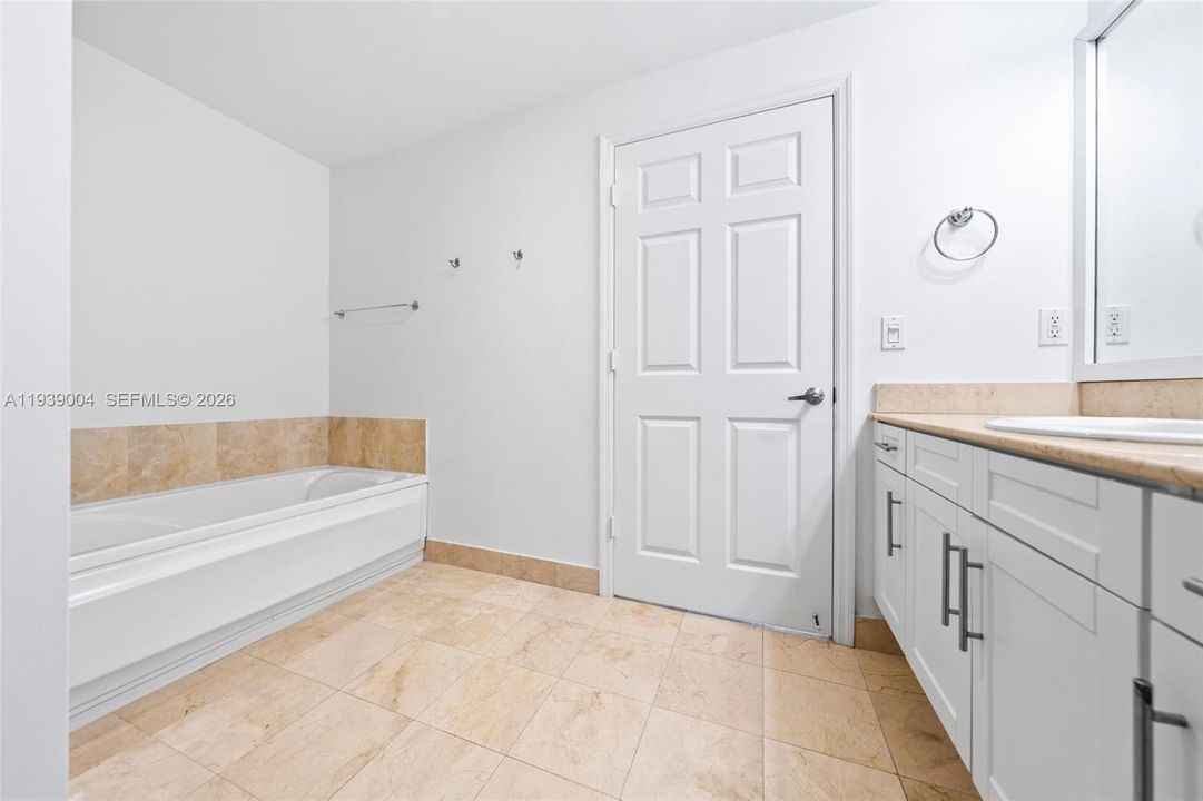 En Venta: $565,000 (2 camas, 2 baños, 932 Pies cuadrados)