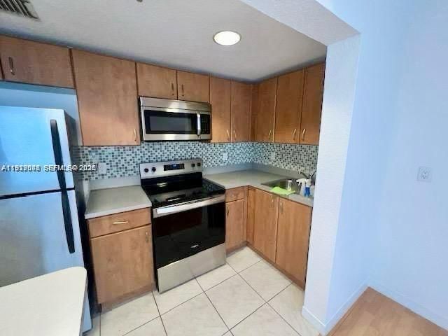 For Rent: $1,900 (2 beds, 1 baths, 693 Square Feet)