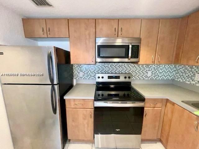 For Rent: $1,900 (2 beds, 1 baths, 693 Square Feet)