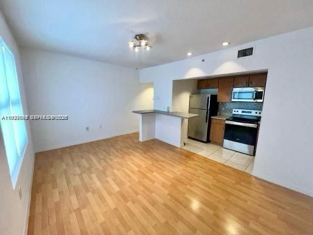 For Rent: $1,900 (2 beds, 1 baths, 693 Square Feet)