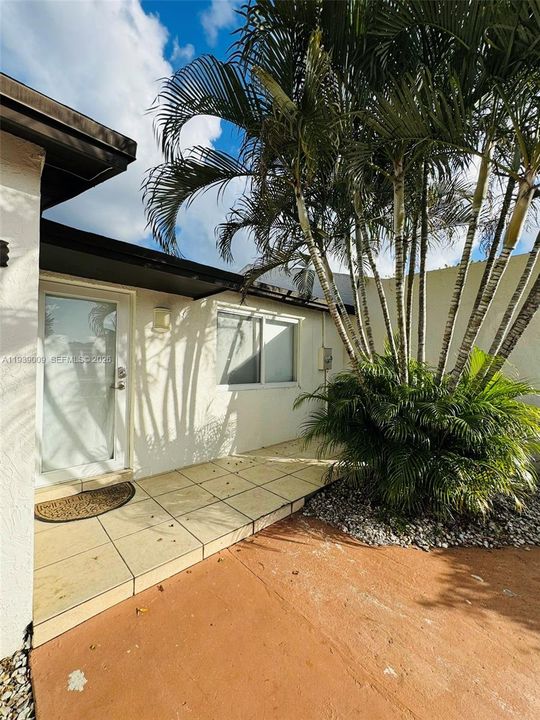 出租: $2,450 (3 贝兹, 2 浴室, 1052 平方英尺)