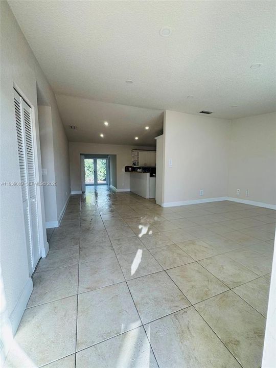 出租: $2,450 (3 贝兹, 2 浴室, 1052 平方英尺)