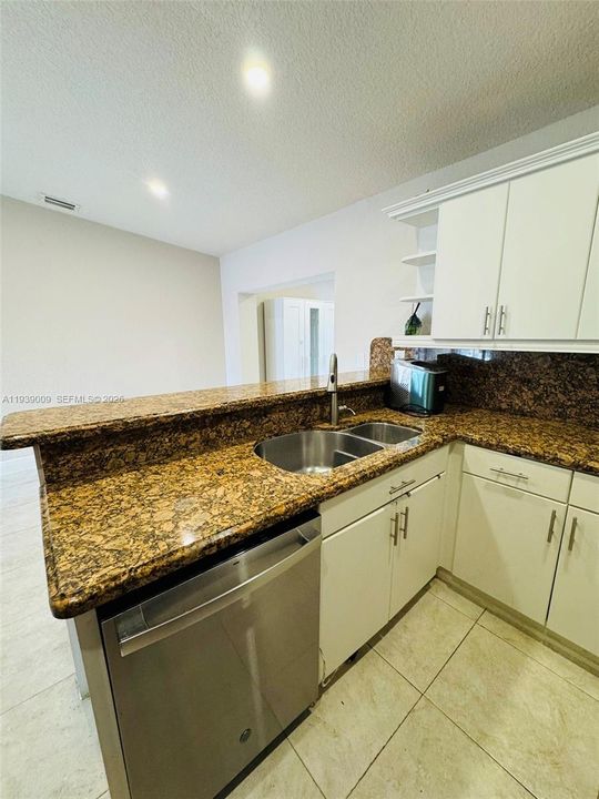 出租: $2,450 (3 贝兹, 2 浴室, 1052 平方英尺)