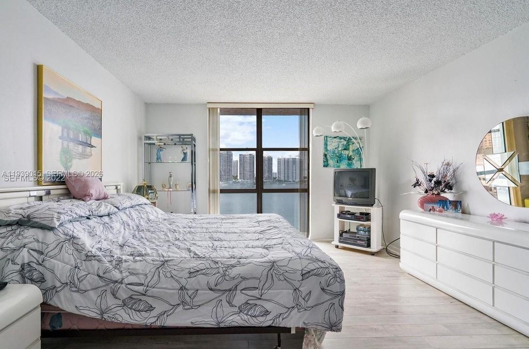 For Sale: $450,000 (2 beds, 2 baths, 1320 Square Feet)