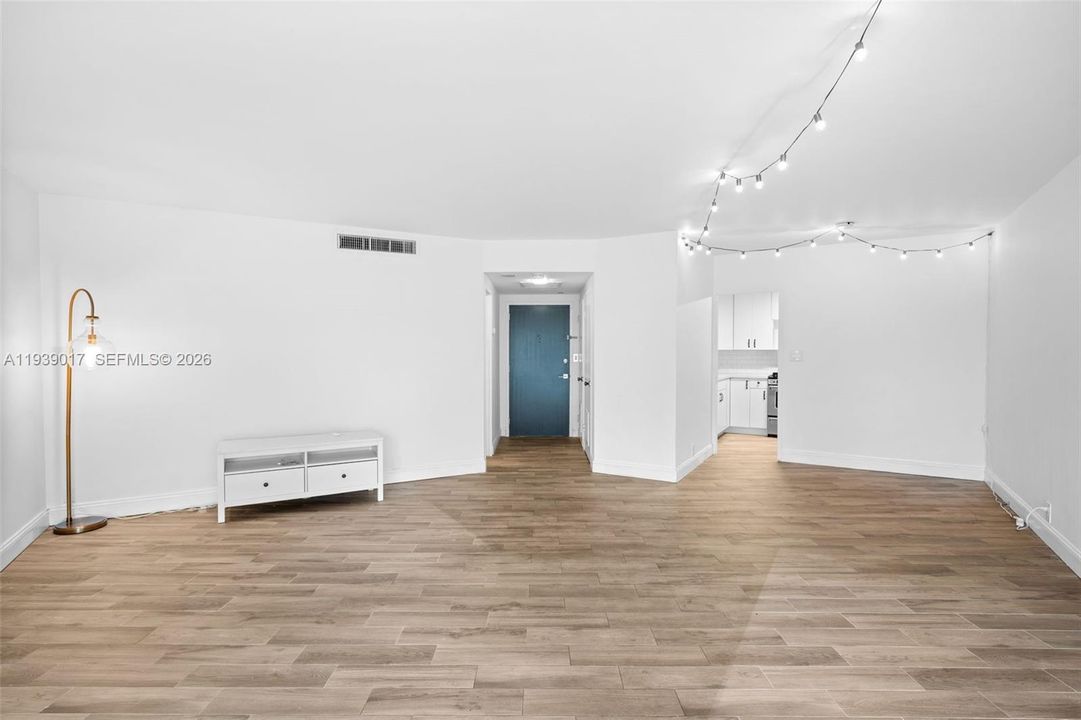 В аренду: $2,350 (0 спален, 1 ванн, 670 Квадратных фут)