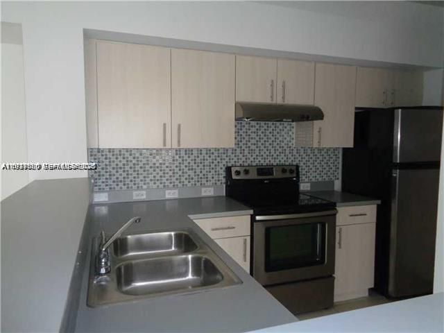 出租: $1,900 (2 贝兹, 1 浴室, 922 平方英尺)