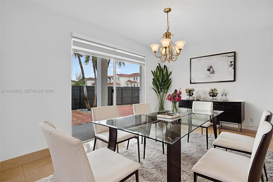 VIRTUALLY STAGED DINING ROOM