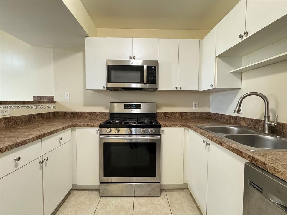 出租: $1,780 (1 贝兹, 1 浴室, 693 平方英尺)