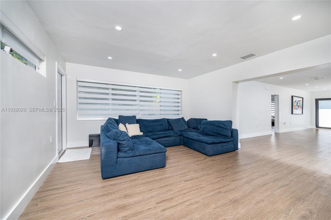 For Rent: $3,700 (3 beds, 2 baths, 1522 Square Feet)