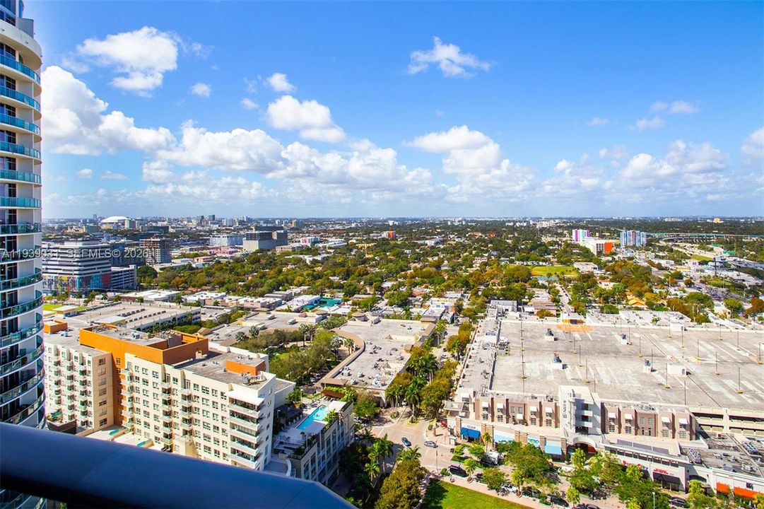 For Sale: $665,000 (2 beds, 2 baths, 864 Square Feet)