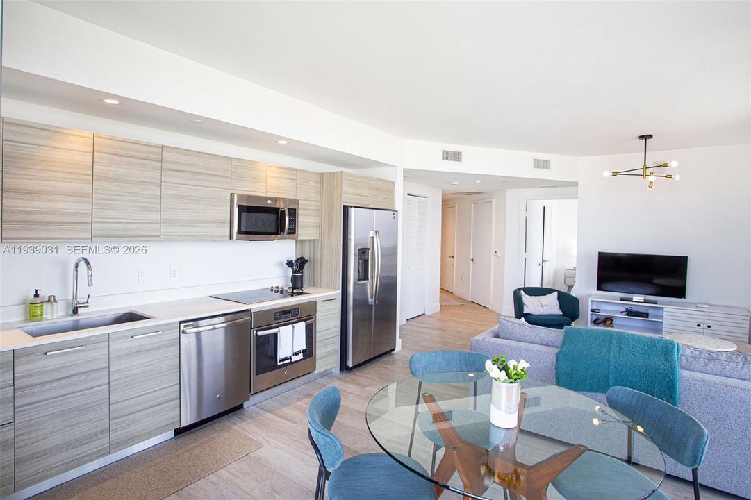 For Sale: $665,000 (2 beds, 2 baths, 864 Square Feet)