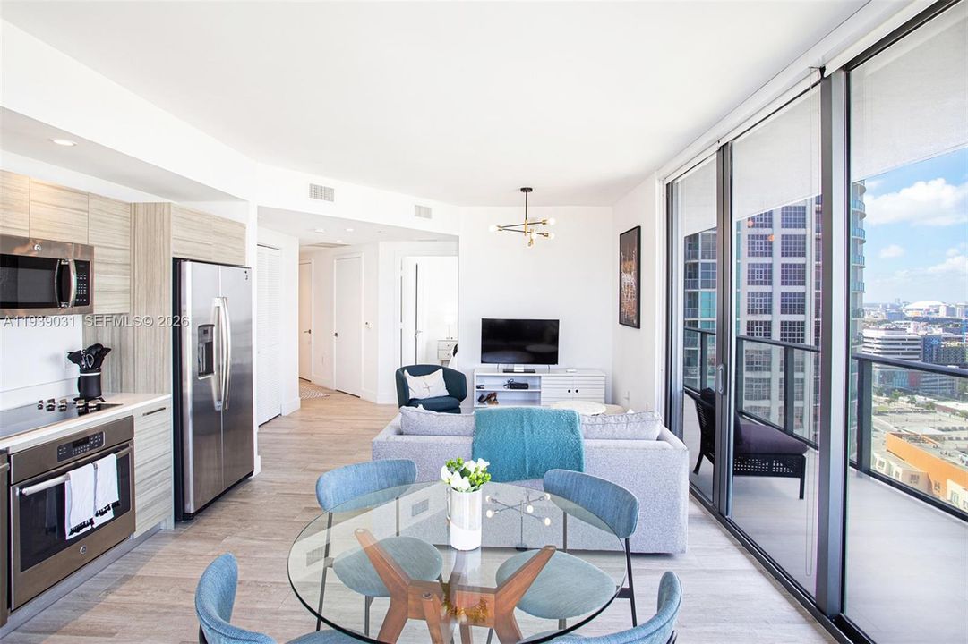 For Sale: $665,000 (2 beds, 2 baths, 864 Square Feet)