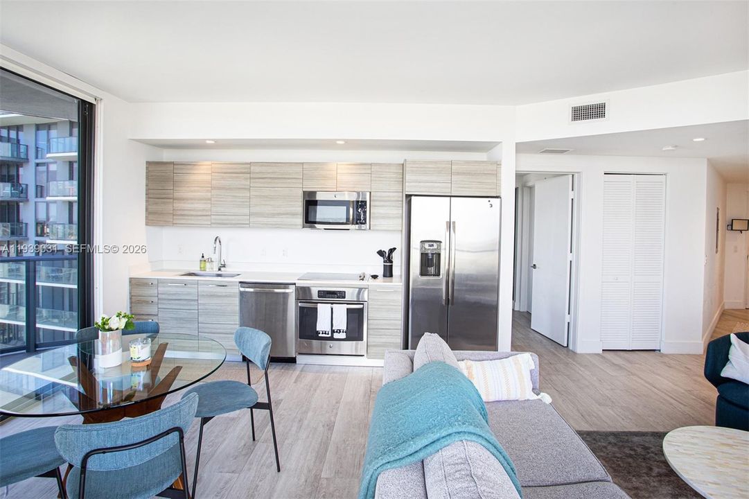 For Sale: $665,000 (2 beds, 2 baths, 864 Square Feet)