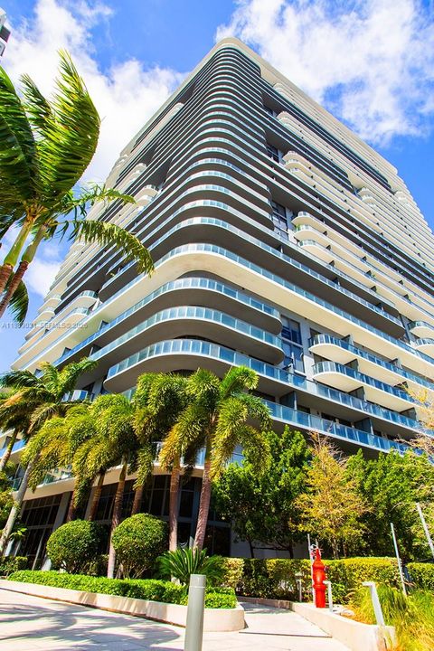 For Sale: $665,000 (2 beds, 2 baths, 864 Square Feet)