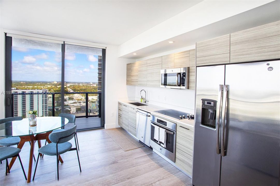 For Sale: $665,000 (2 beds, 2 baths, 864 Square Feet)