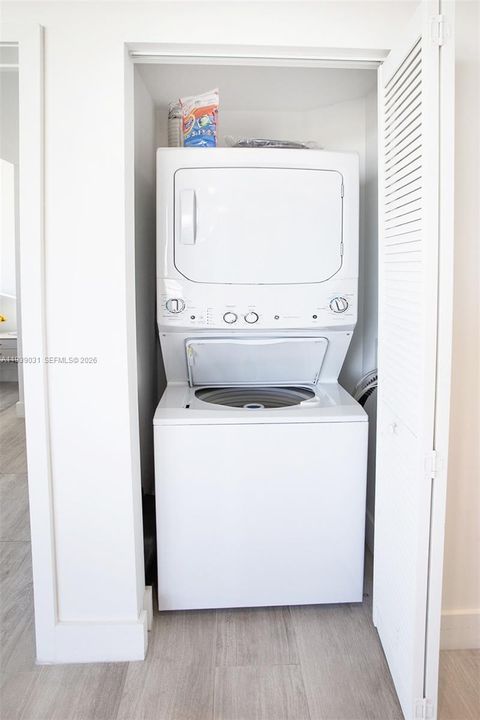 For Sale: $665,000 (2 beds, 2 baths, 864 Square Feet)