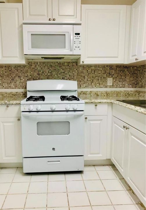 出租: $1,900 (1 贝兹, 1 浴室, 693 平方英尺)