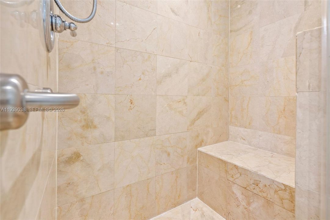 For Sale: $565,000 (2 beds, 2 baths, 932 Square Feet)