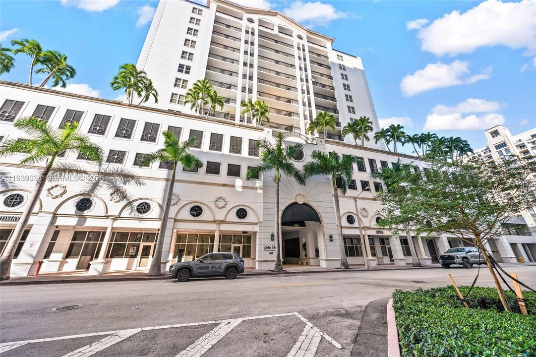 For Sale: $565,000 (2 beds, 2 baths, 932 Square Feet)