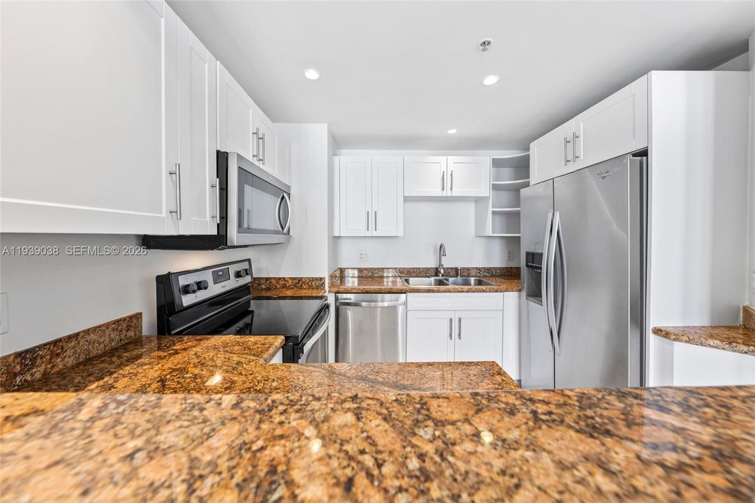 For Sale: $565,000 (2 beds, 2 baths, 932 Square Feet)