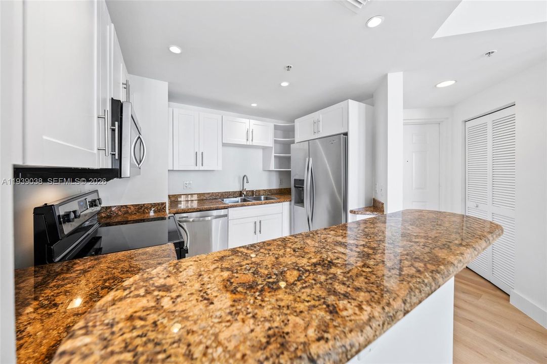 For Sale: $565,000 (2 beds, 2 baths, 932 Square Feet)