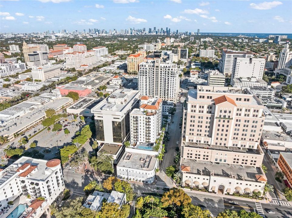 For Sale: $565,000 (2 beds, 2 baths, 932 Square Feet)