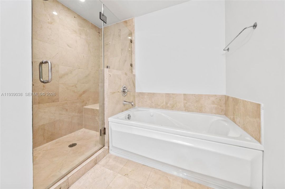 For Sale: $565,000 (2 beds, 2 baths, 932 Square Feet)