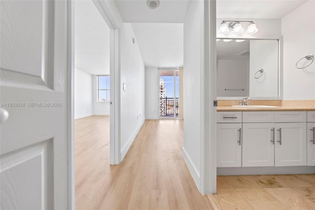 For Sale: $565,000 (2 beds, 2 baths, 932 Square Feet)