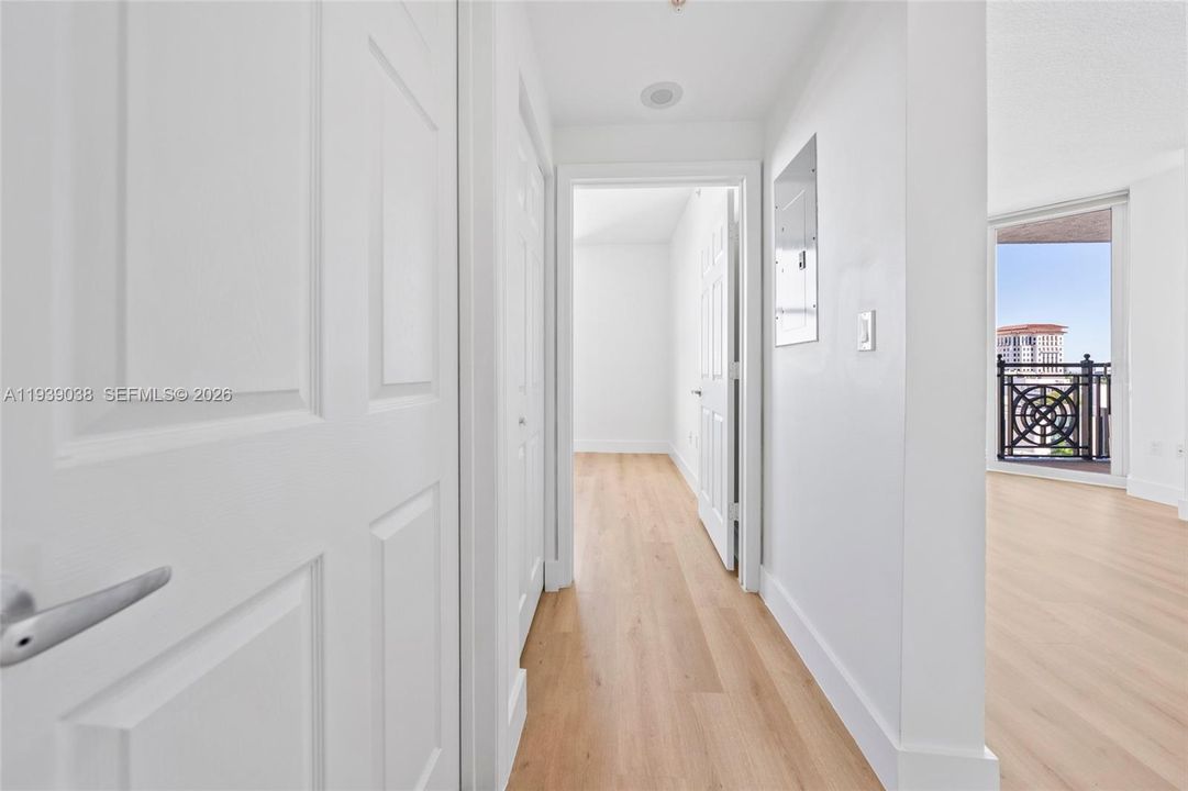 For Sale: $565,000 (2 beds, 2 baths, 932 Square Feet)