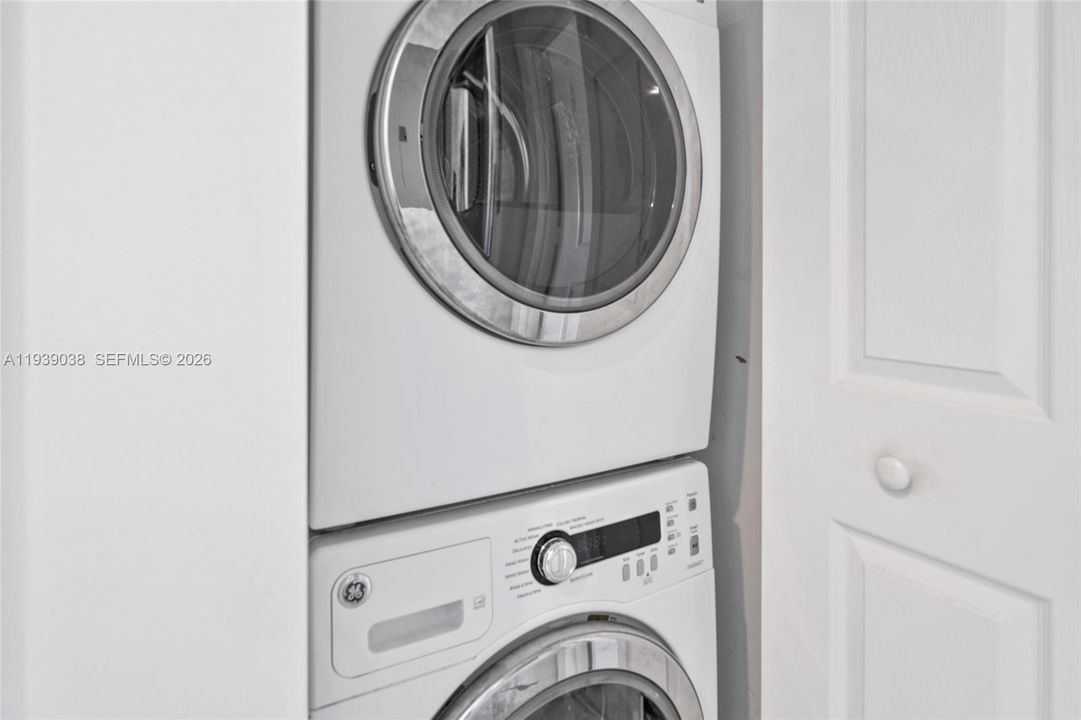 For Sale: $565,000 (2 beds, 2 baths, 932 Square Feet)