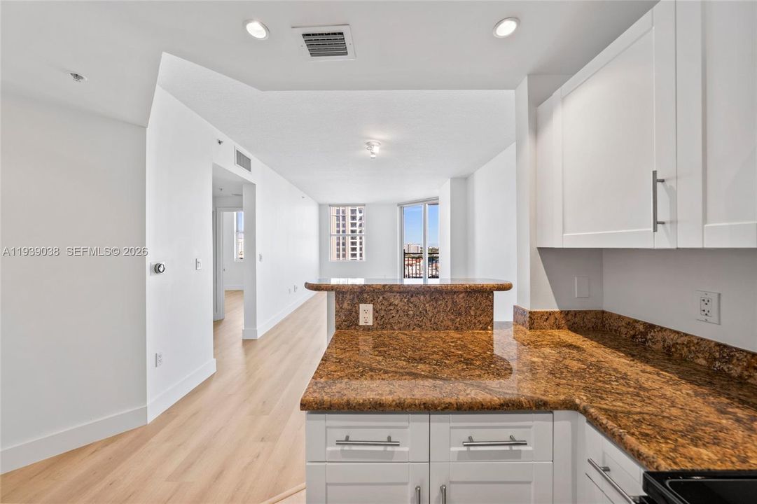 For Sale: $565,000 (2 beds, 2 baths, 932 Square Feet)