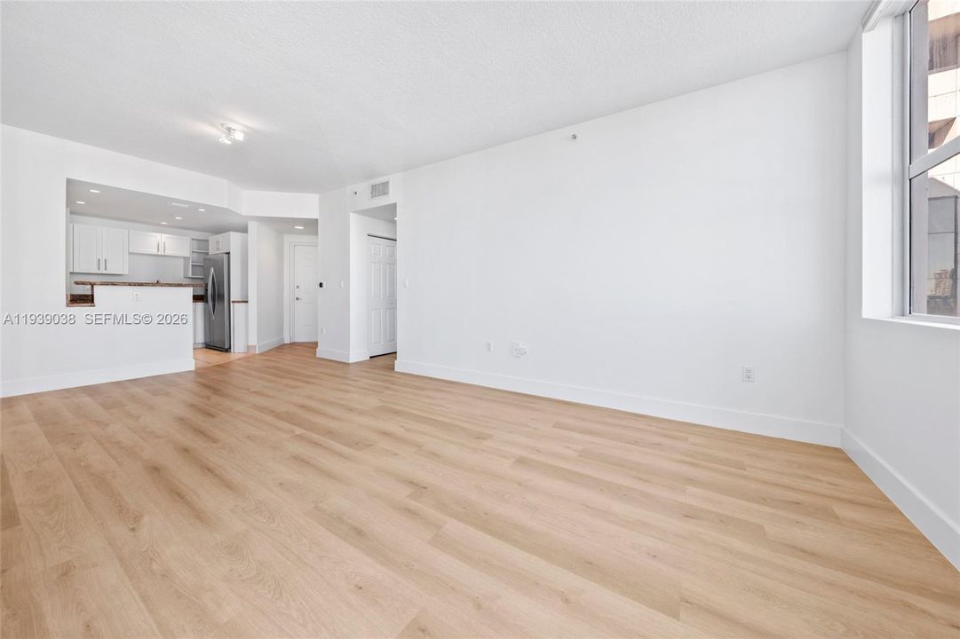 For Sale: $565,000 (2 beds, 2 baths, 932 Square Feet)